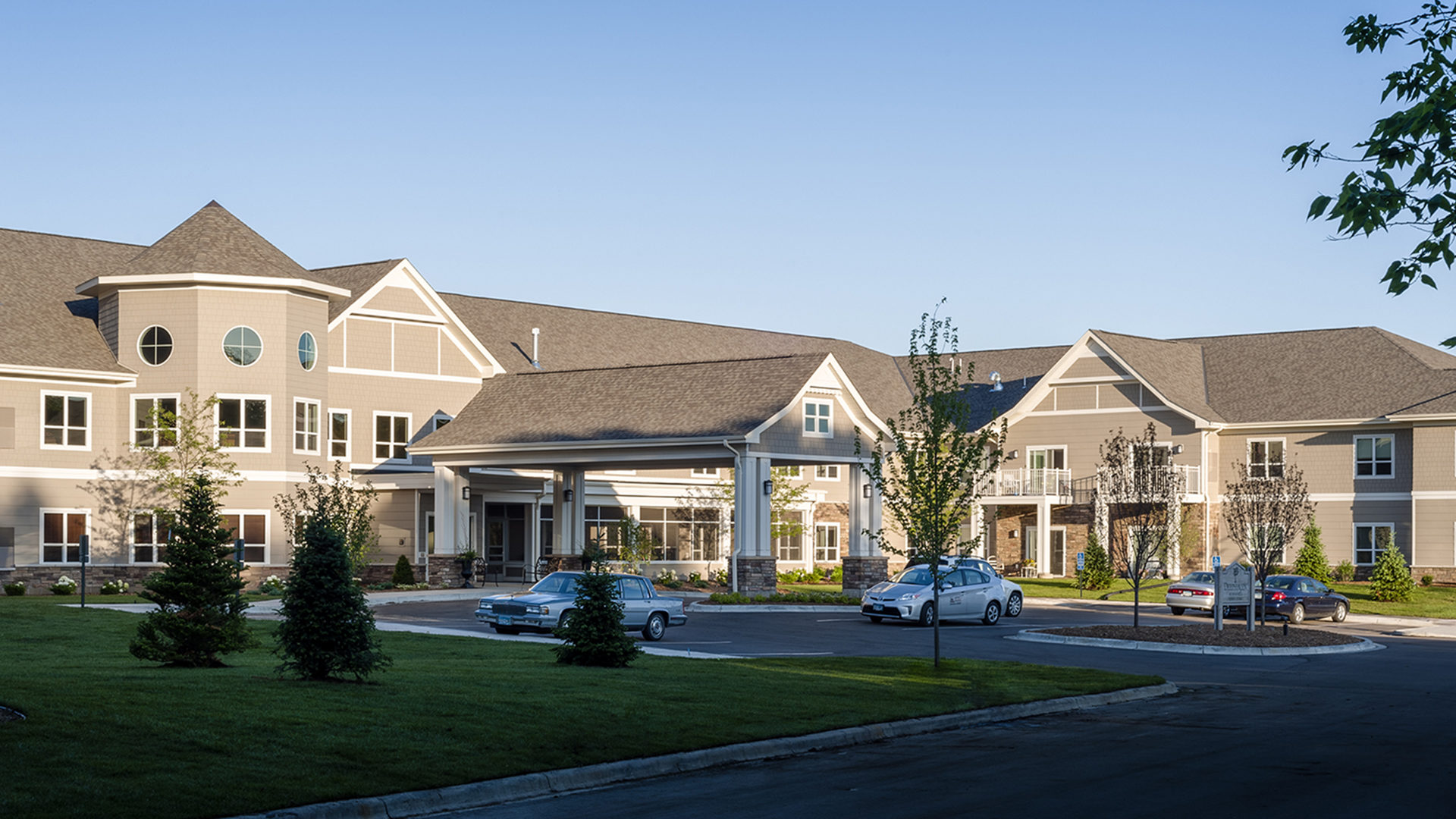 Deephaven Woods Senior Living Housing Exterior Entrance View