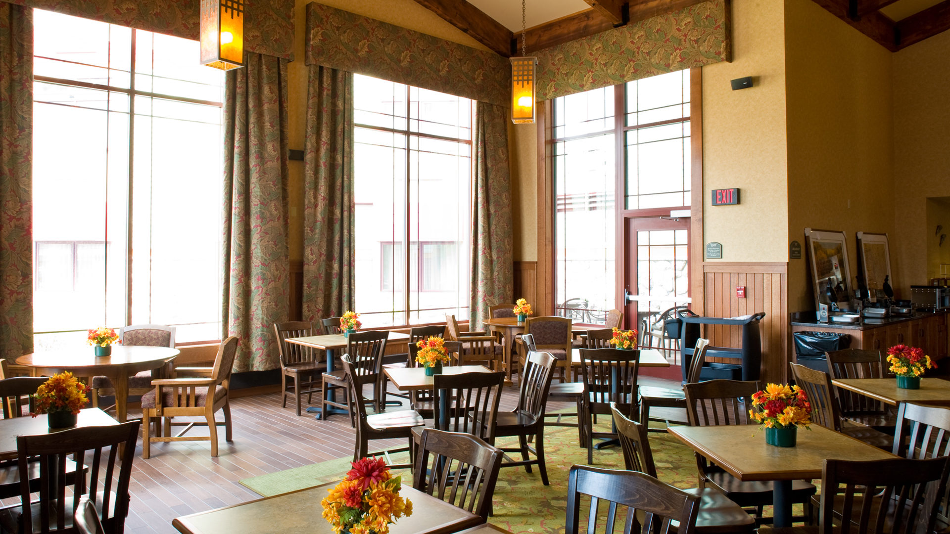 Canal Park Lodge Hotel Duluth Interior Continental Breakfast Seating Area