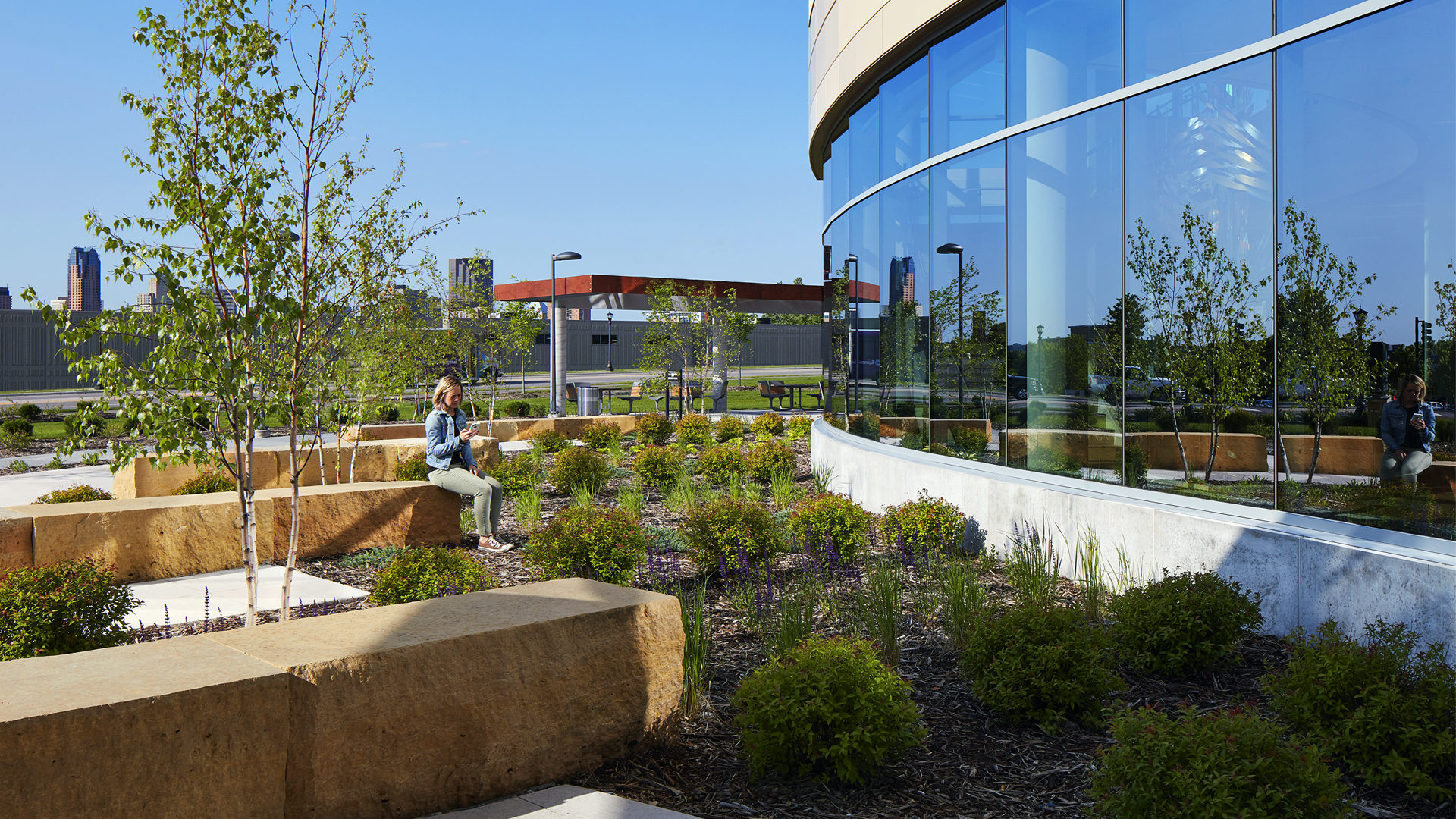 HealthPartners Neuroscience Exterior Green Space Seating