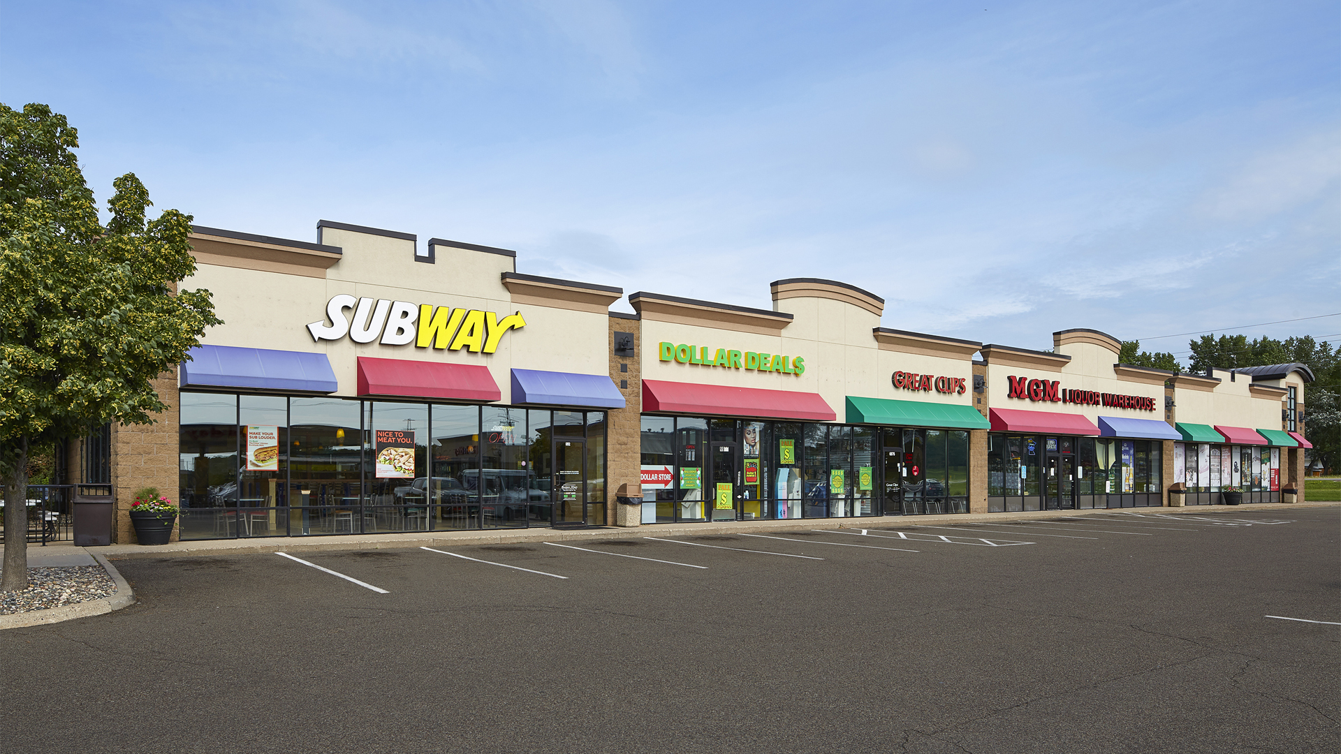 Hadley Five Center Oakdale MN retail shopping center full exterior view