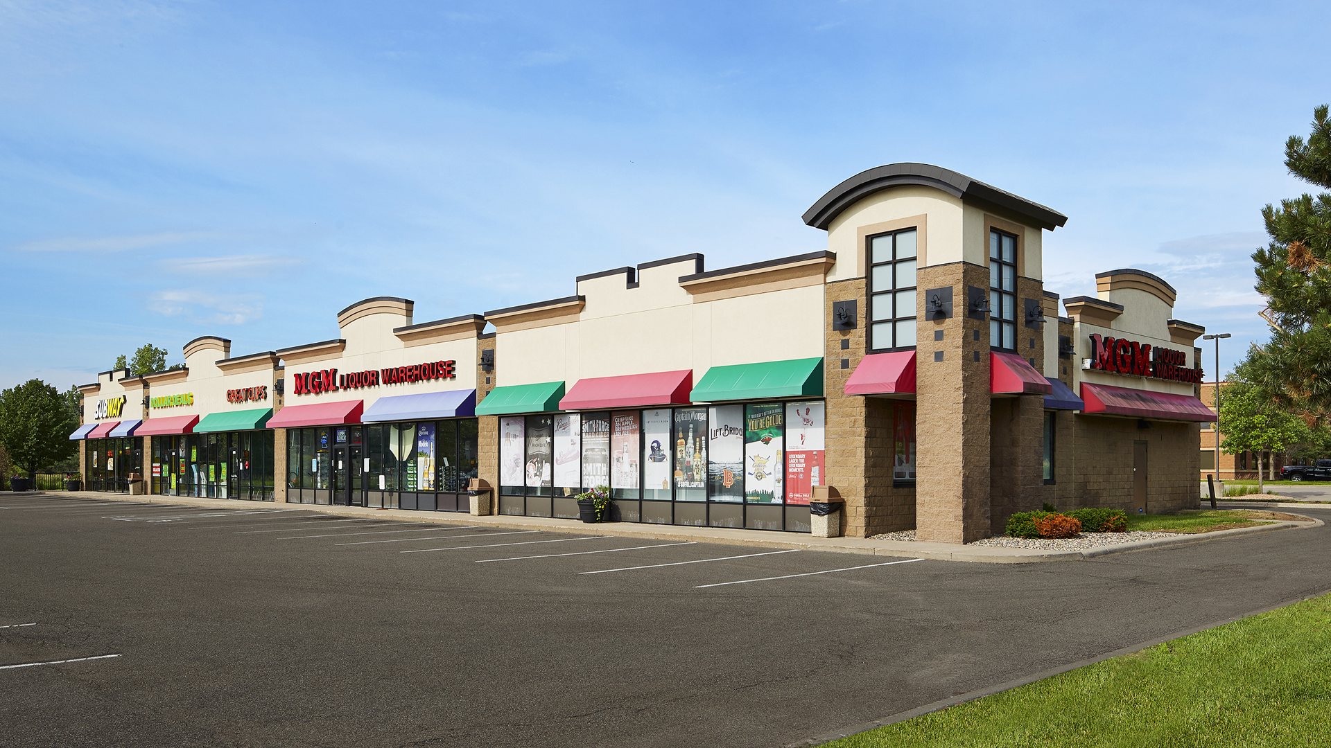 Hadley Five Center Oakdale MN retail shopping center full exterior view