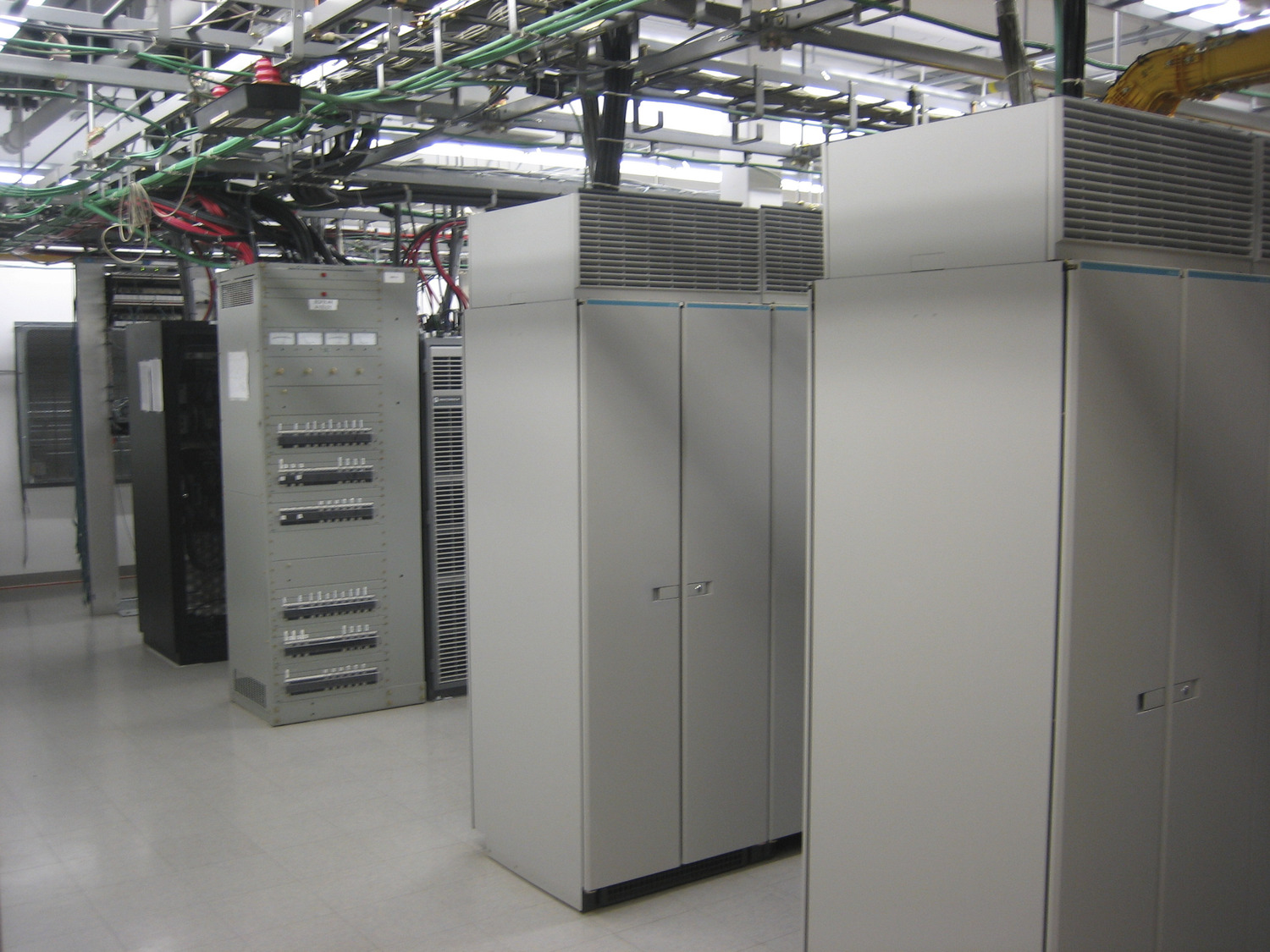 "202,948 s.f. addition and remodel of existing telecommunications facility.  KDH.  CALL Jen Parent or Nat Price before using Verizon images."