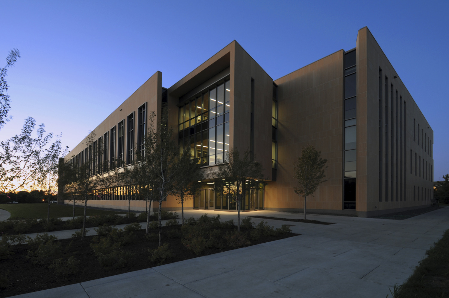 " 125,537 s.f./3-level (plus full basement) new academic building w/classrooms, lecture halls, computer rooms, large public atrium & faculty offices"