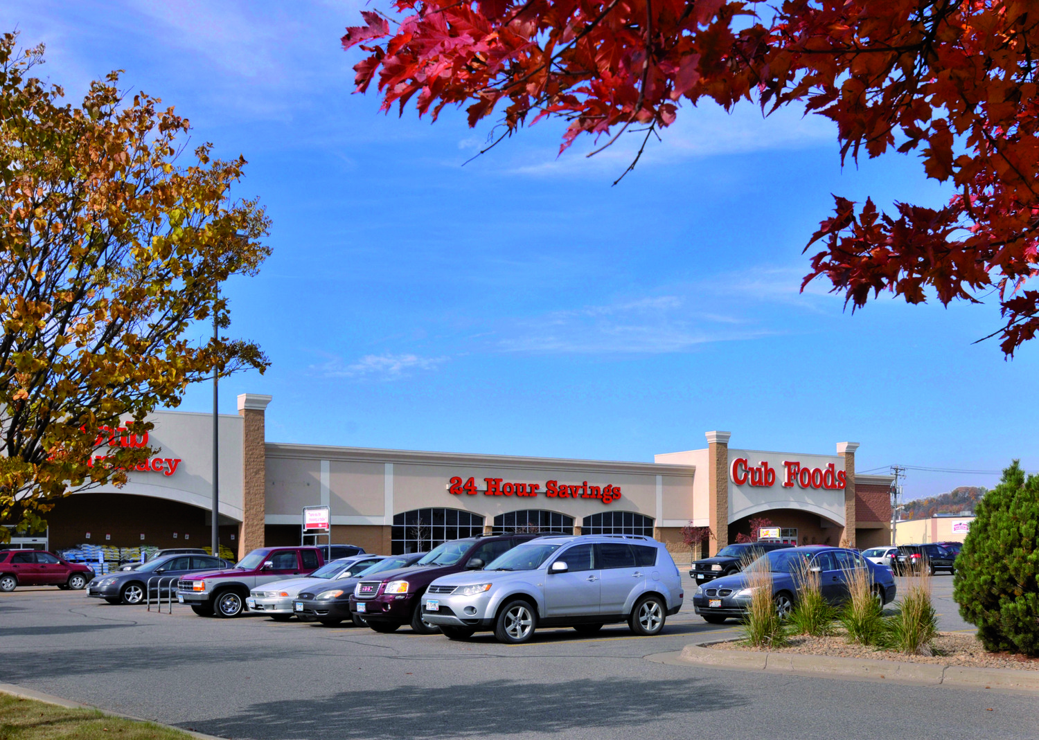 Built in 2000, this center offers a superb location near the University campus and easy access to Riverfront Drive and Hwy 169.

Major Tenants:
Cub Foods, Great Clips, Little Caesars Pizza