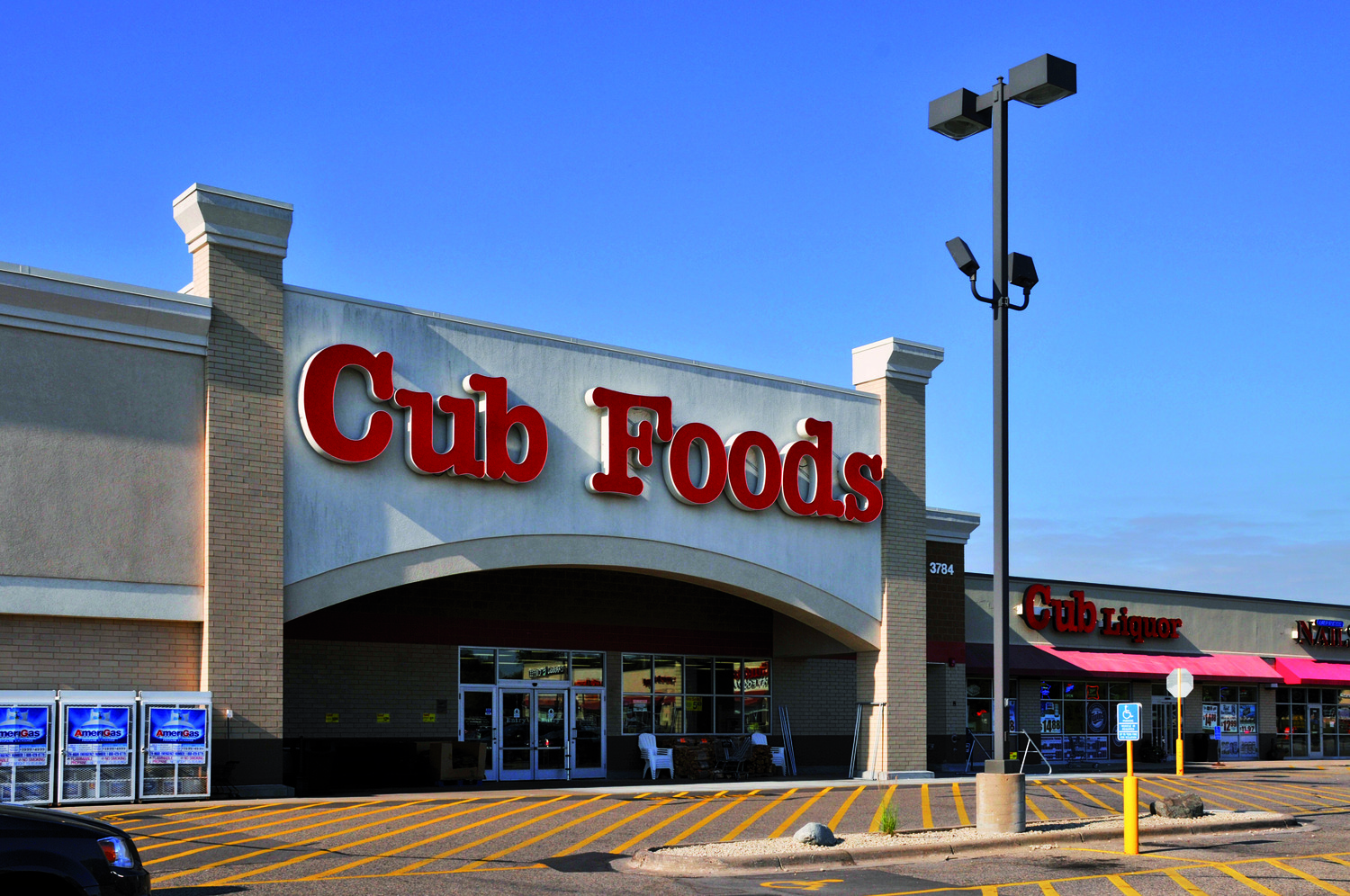 Built in 2001, this attractive shopping center includes 89,981 square feet of rentable space and 506 parking stalls along busy County Road 42.

Major Tenant:
Cub Foods