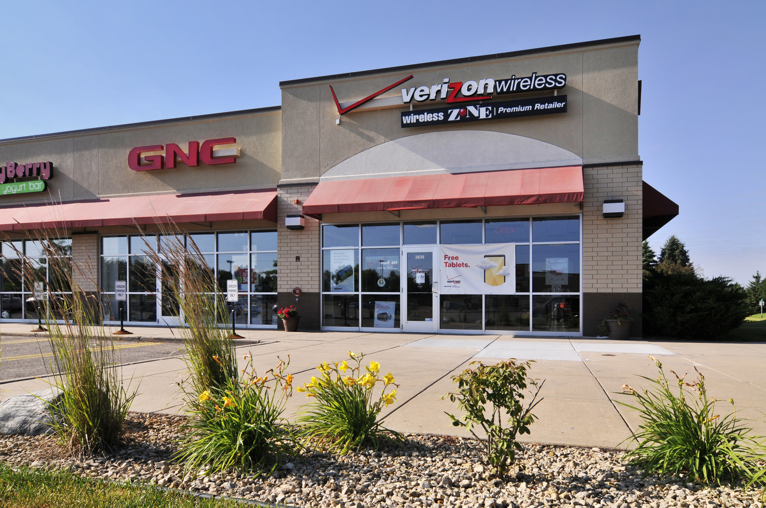 Built in 2001, this attractive shopping center includes 89,981 square feet of rentable space and 506 parking stalls along busy County Road 42.

Major Tenant:
Cub Foods