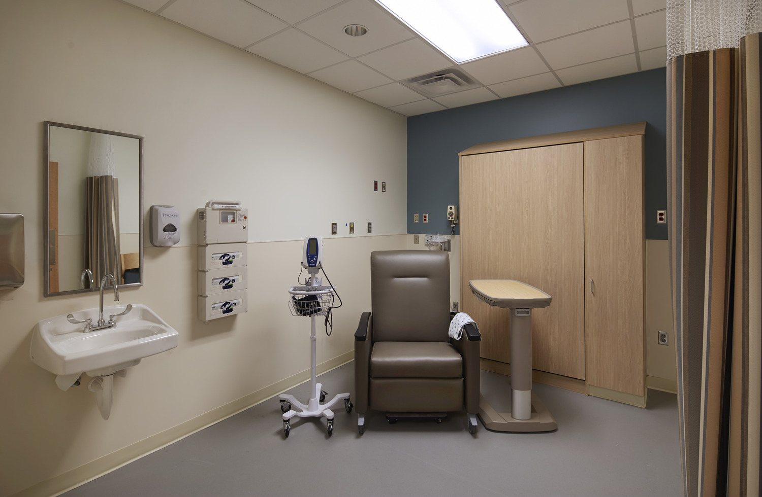 New 10,400 SF surgical suite, 10,850 SF outreach clinic with new hospital main entrance, 4,100 SF remodeling for patient flow and staff efficiency, 2,100 SF connecting link to existing emergency department