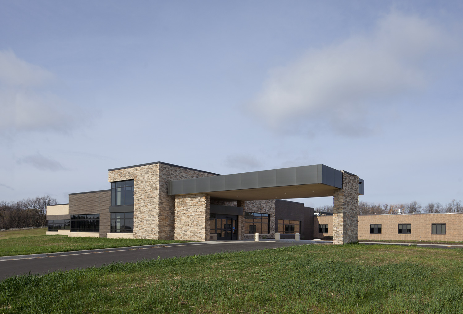 New 10,400 SF surgical suite, 10,850 SF outreach clinic with new hospital main entrance, 4,100 SF remodeling for patient flow and staff efficiency, 2,100 SF connecting link to existing emergency department