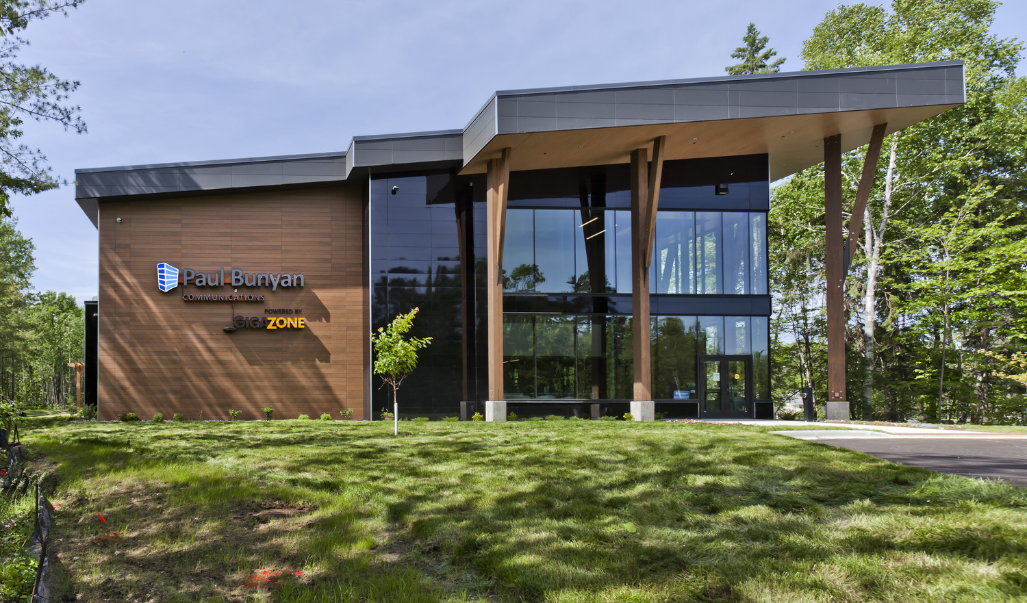 27,491 SF new operations facility that includes a customer service area, office space, conference room, truck garage and warehouse