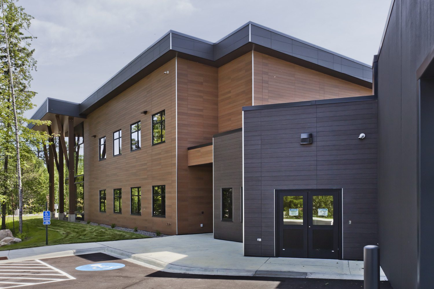 27,491 SF new operations facility that includes a customer service area, office space, conference room, truck garage and warehouse