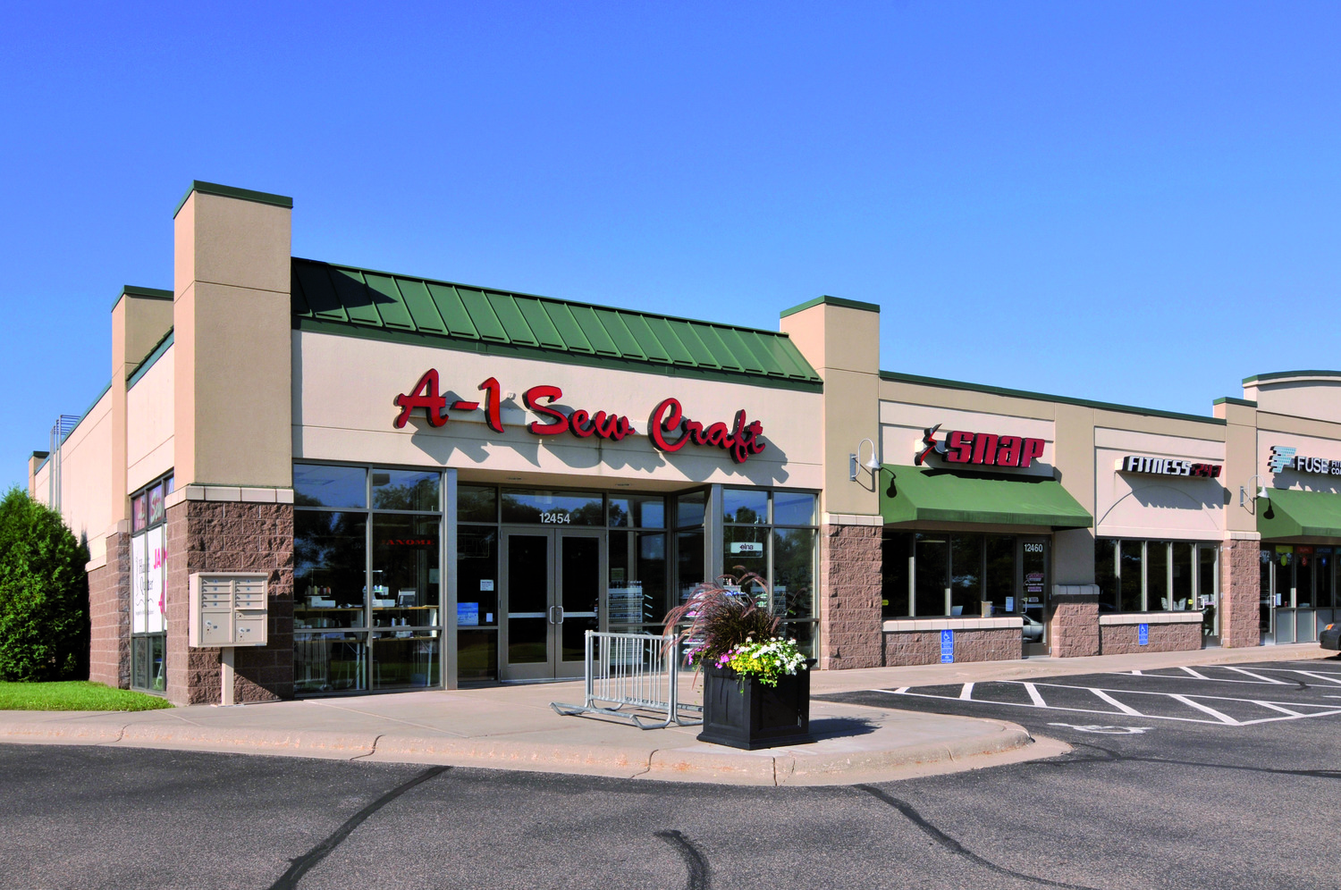 12,758 sq. ft. realty convient center, located at the interestion of 169 and Hayden Lake Road in Champlin This 12,758 sq. ft. retail convenience center is located at the intersection of Hwy 169 and Hayden Lake Road in Champlin.Major Tenants:Snap Fitness and TR Bistro